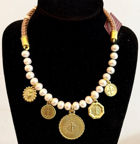 Collar de perlas y Dijes