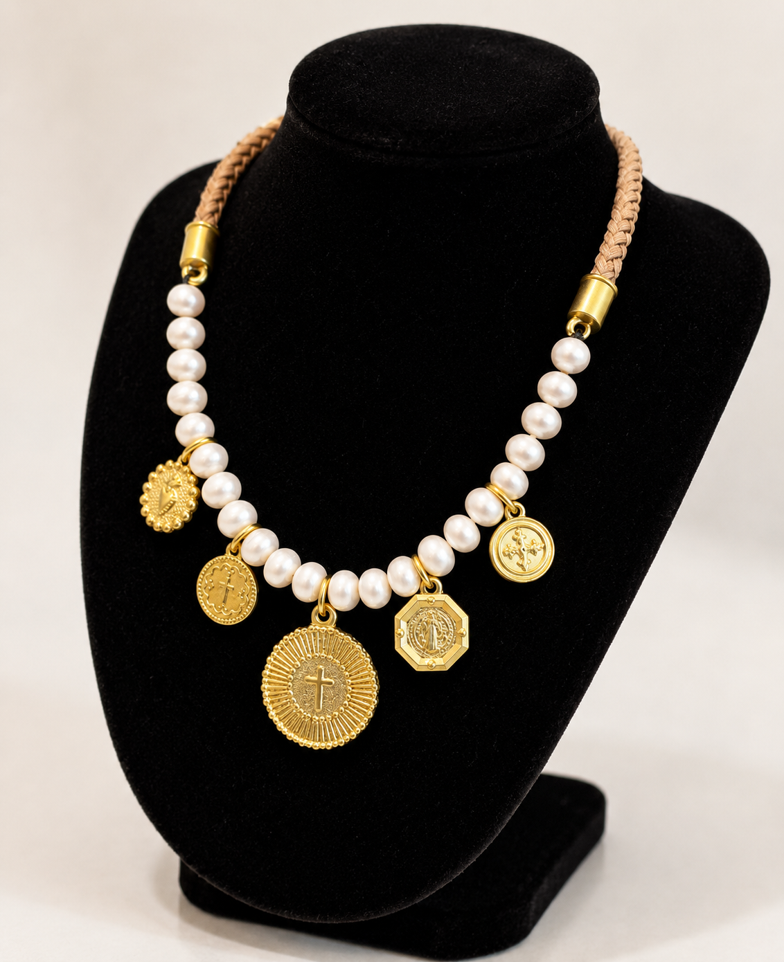 Collar de perlas y Dijes